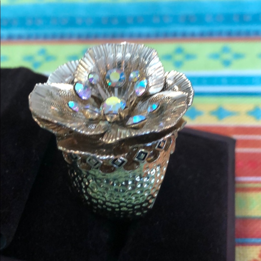 Beautiful Gold Toned Ring with Iridescent Stones - Picture 4 of 7